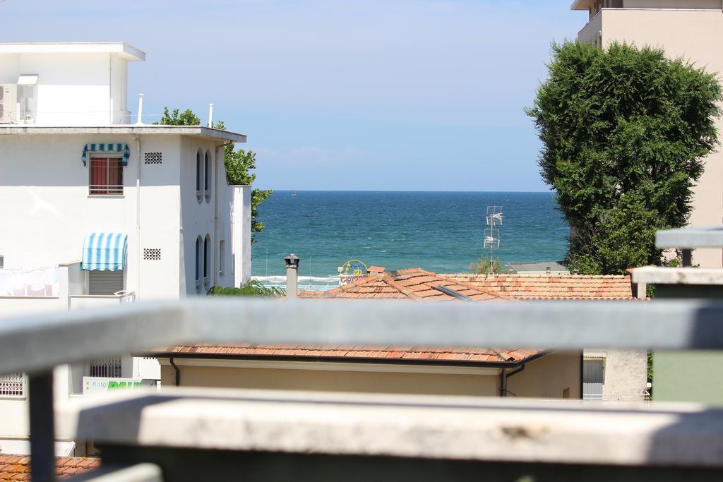 Hotel Flores Riccione Exterior foto
